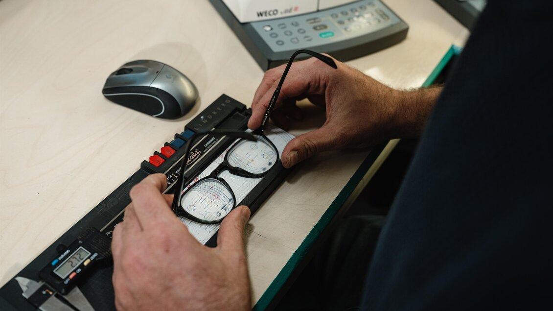 Optiker vermisst eine Brille mit Messgerät bei Optik Rossmann in Graz. | © Bernd Grosseck