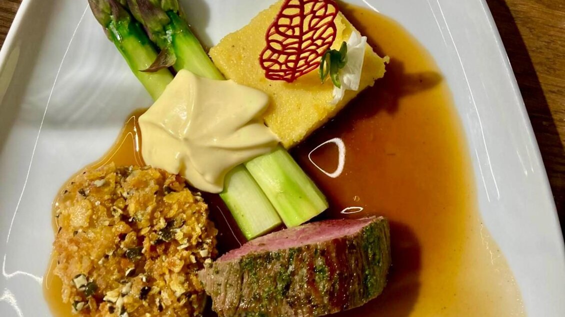 Feines Rindfleischgericht mit Spargel, Sauce, Polentaschnitte und Kroketten aus der PUR Kochschule Graz. | © PUR die Kochschule