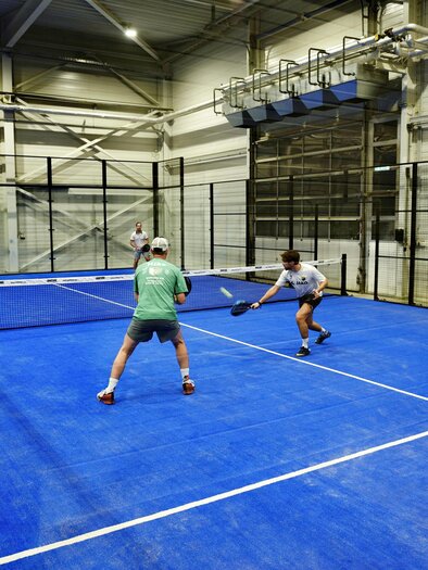 Vier Männer spielen Padel auf einem Indoor-Court in Kainbach bei Graz. | © Alexander Veit