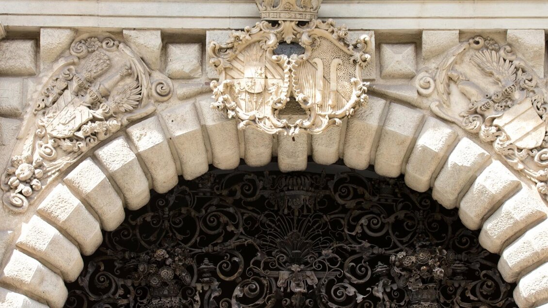 Wappen und Portalverzierung am Palais Saurau | © Graz Tourismus-Harry Schiffer