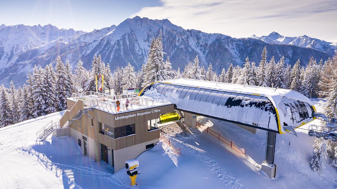 Eine moderne Seilbahn in einer verschneiten Berglandschaft. Umgeben von schneebedeckten Bäumen und majestätischen Bergen. | © Johannes Absenger