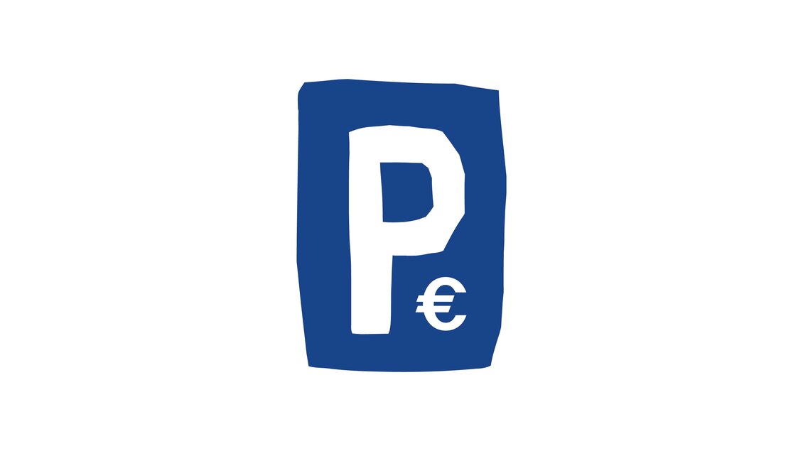 Ein blauer Parkplatzschild mit einem weißen "P" und einem Euro-Symbol. Es weist auf kostenpflichtiges Parken hin. | © TV Gesäuse