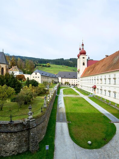 Eine historische Klosteranlage mit einem malerischen Garten und einer beeindruckenden Architektur. Die Umgebung ist grün und von sanften Hügeln umgeben. | © Tourismusverband Murau