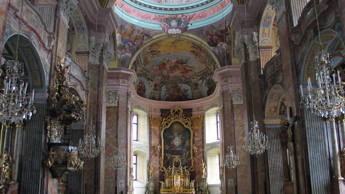 Eine prächtige Kirche mit hohen Decken und kunstvollen Fresken. Die Atmosphäre ist beeindruckend und ruhig, mit Bänken für die Besucher. | © Tourismusverband Oststeiermark