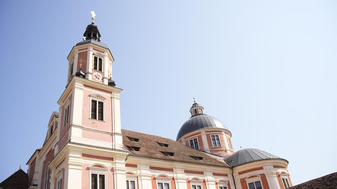 Pöllau_vor Pfarrkirche Pöllau_Oststeiermark | © Tourismusverband Oststeiermark