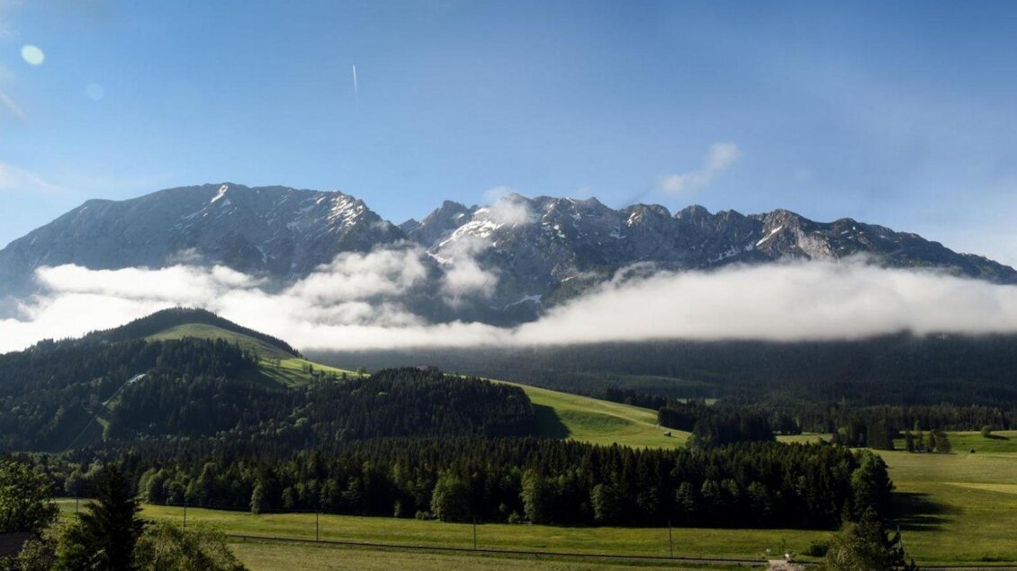 <p>Die beeindruckende Berglandschaft rund um den Grimming im Ausseerland mit schneebedeckten Gipfeln und dichten Wäldern. Der Himmel ist klar und Nebelschwaden schweben über den grünen Wiesen.</p> | © TVB Ausseerland Salzkammergut_Jacqueline Korber