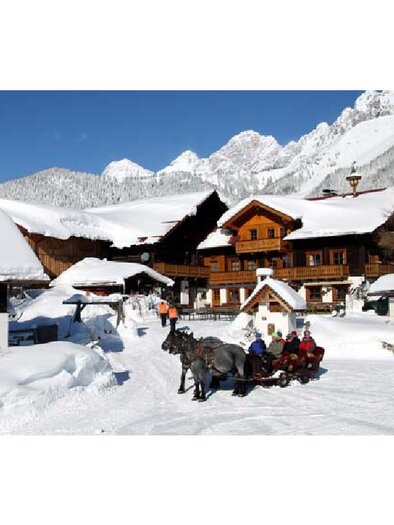 A picturesque winter landscape with a traditional wooden house and a snowy yard. Horse-drawn sleigh rides and relaxed people create a cozy atmosphere. | © Ederhof