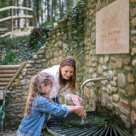 Stefaniequelle_Kind_Oststeiermark | © Tourismusverband Oststeiermark