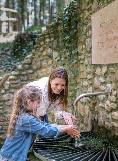 Stefaniequelle_Kind_Oststeiermark | die mosbacher's | © Tourismusverband Oststeiermark