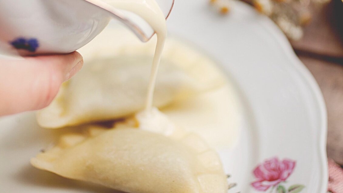 Pierogi - Süße Pierogi mit Vanillesauce | © Pierogi
