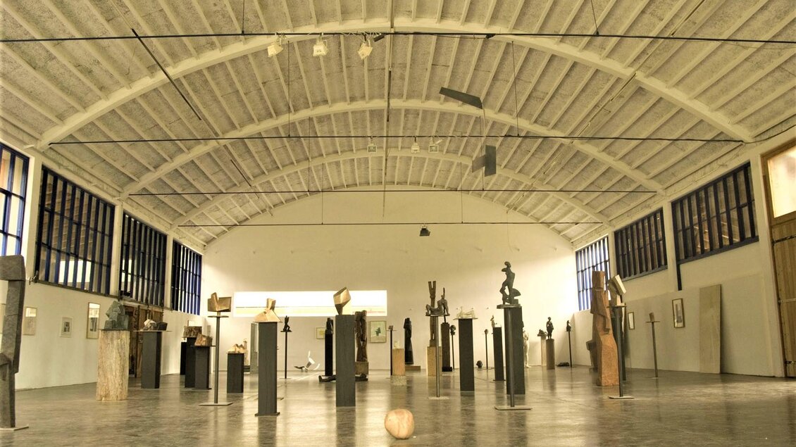 Ein moderner Ausstellungsraum mit Skulpturen auf Podesten. Die Decke ist hoch und der Raum wirkt hell und geräumig. | © Pillhofer