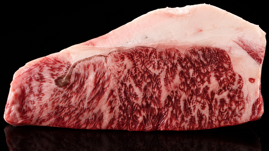 Ein Stück hochwertiges Fleisch mit ausgeprägtem Marmorierung. Die Oberfläche ist frisch und rot, ideal zum Grillen oder Braten. | © Familie Lanz