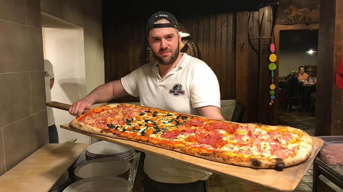 Köstliche Meter-Pizza für eine gemütliche Runde | © Pizzeria Heuboden