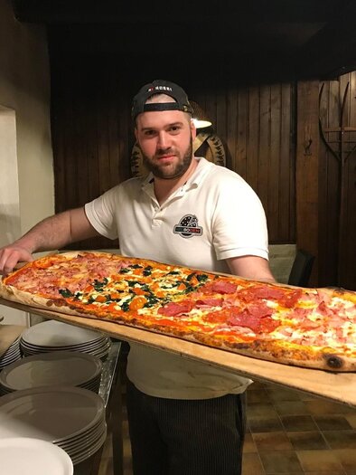 Köstliche Meter-Pizza für eine gemütliche Runde | © Pizzeria Heuboden