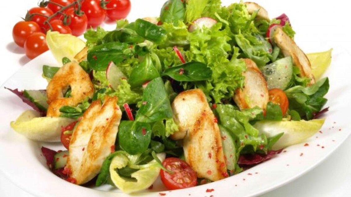Frischer Salat mit grünem Blattgemüse, gegrilltem Hähnchen und buntem Gemüse. Dazu Kirschtomaten und Zitronenscheiben. | © Pizzeria DAVID