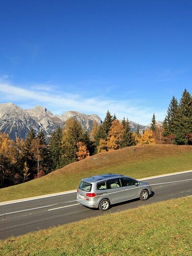 Fahrt durch eine bunte Herbstlandschaft auf der Pl | Martin Huber | © Martin Huber