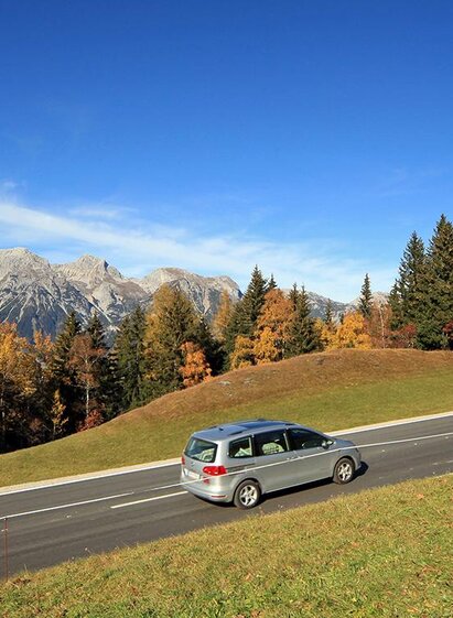 Fahrt durch eine bunte Herbstlandschaft auf der Pl | Martin Huber | © Martin Huber