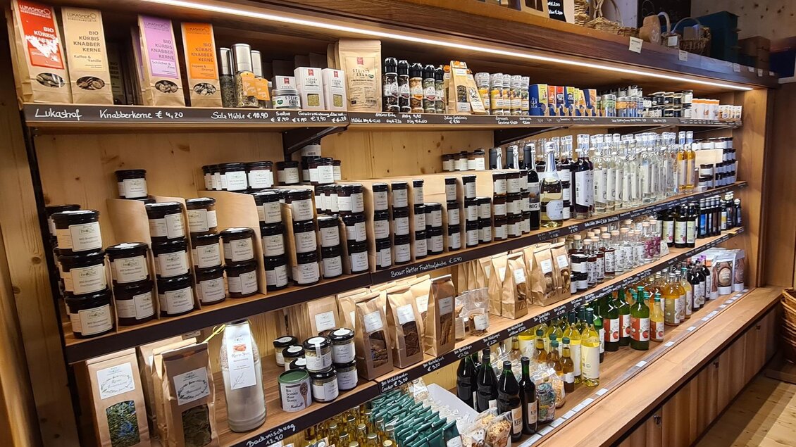 Ein Regal voller verschiedener Produkte wie Marmeladen, Öle und Spirituosen. Die Produkte sind ordentlich angeordnet und zeigen eine Vielzahl von Größen und Verpackungen. | © Tourismusverband Oststeiermark