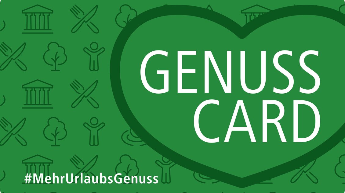 Eine grüne Genuss Card mit einem Herzsymbol. Die Karte zeigt verschiedene Aktivitäten und Freizeitangebote. | © GenussCard