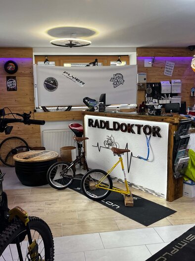 A bike shop with various bicycles and accessories. The reception area is modernly designed and well-lit. | © Radldoktor