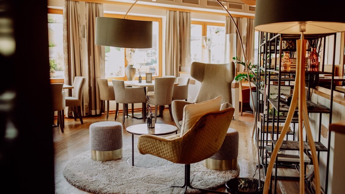 Ein stilvolles Café- Bar mit modernen Möbeln und warmem Licht. Gemütliche Sitzecken laden zum Verweilen ein. | © Ratscher Landhaus