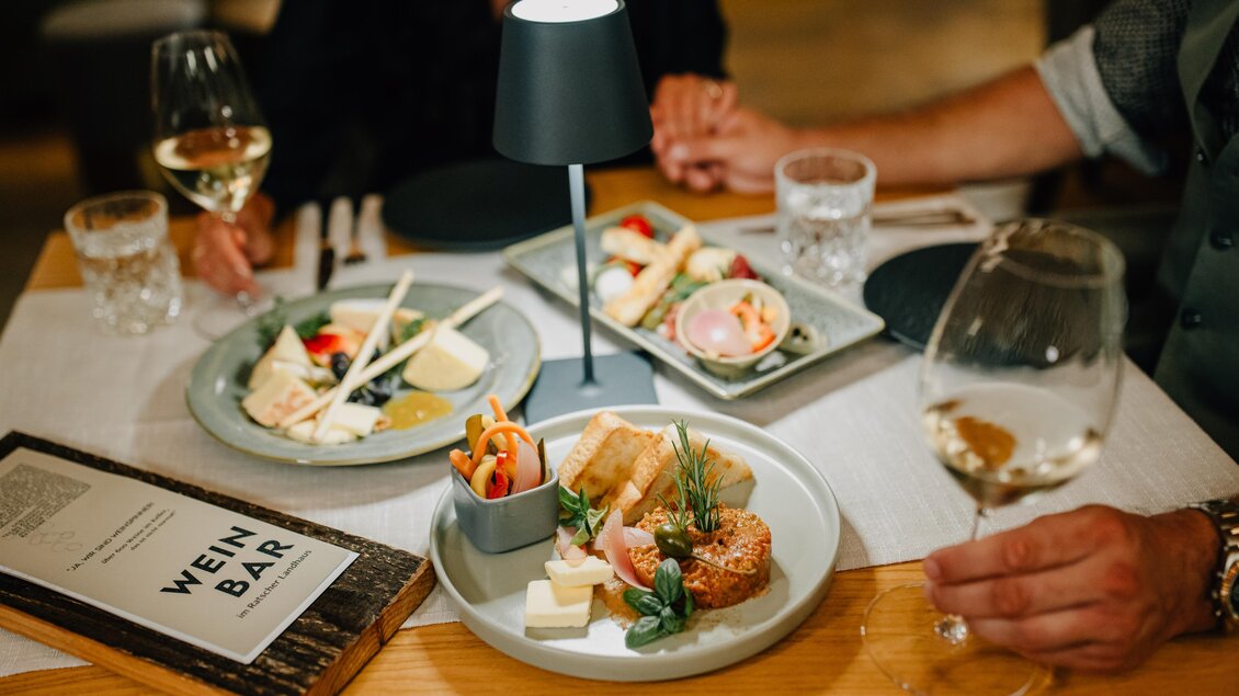 Ein Tisch mit einer stilvollen Weinbar und köstlichen Snacks. Dazu Gläser mit Wein und eine angenehme Atmosphäre. | © Karin Bergmann