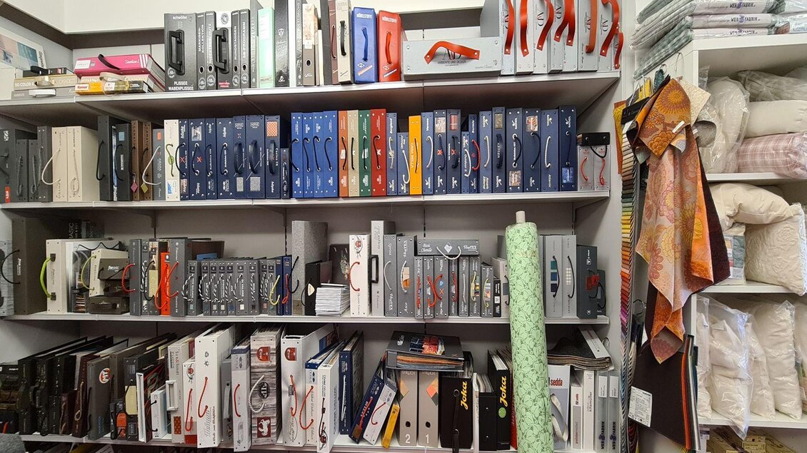 Ein Regal voller Aktenordner und Bürobedarf in einem Geschäft. Die Regale sind gut sortiert und zeigen eine Vielzahl von Farben und Größen. | © Stephanie Bor
