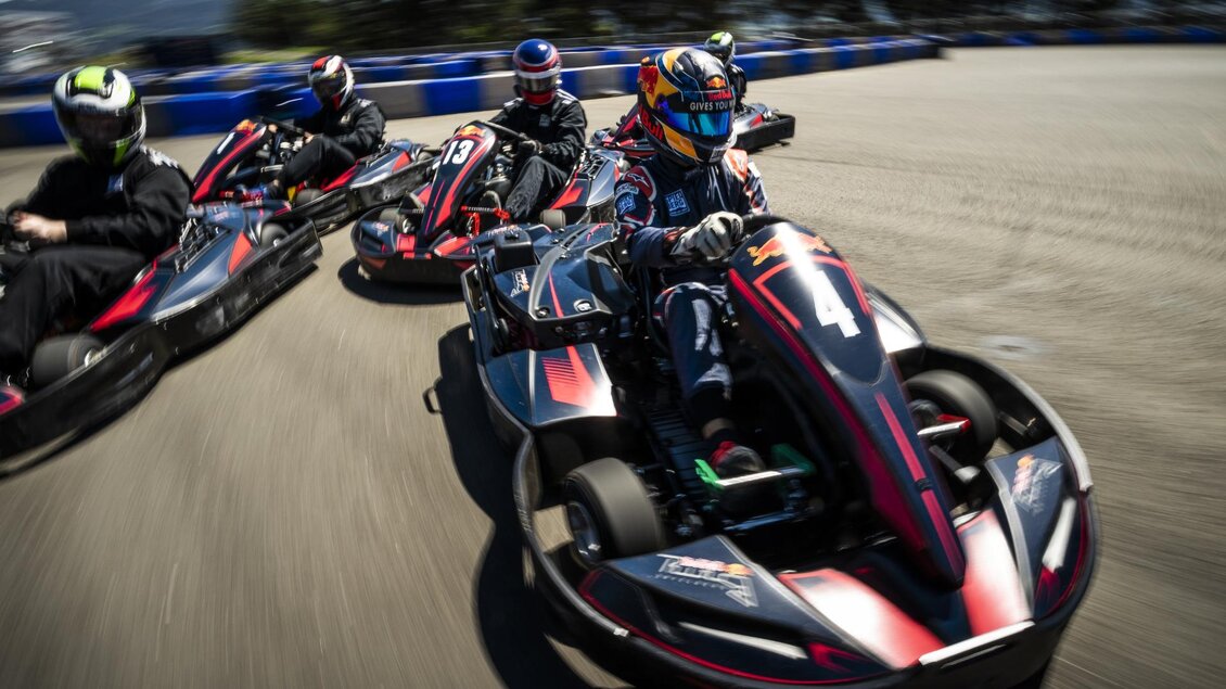 Vier Go-Carts fahren auf einer Rennstrecke. Die Fahrer scheinen in einem spannenden Wettkampf zu sein. | © Erlebnisregion Murtal