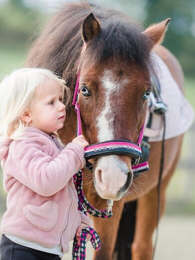 Riding stable Mandl_Children with horse_Eastern Styria | © Elisabeth Mandl | © Elisabeth Mandl