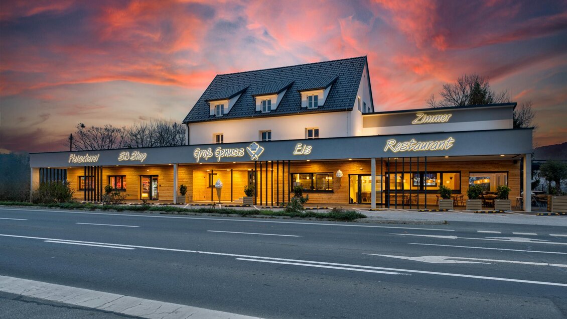 Ein Restaurant mit einem modernen Gebäude und einer Terrasse. Die Umgebung ist von Bäumen und einer Straße umgeben. | © Groß Genuss