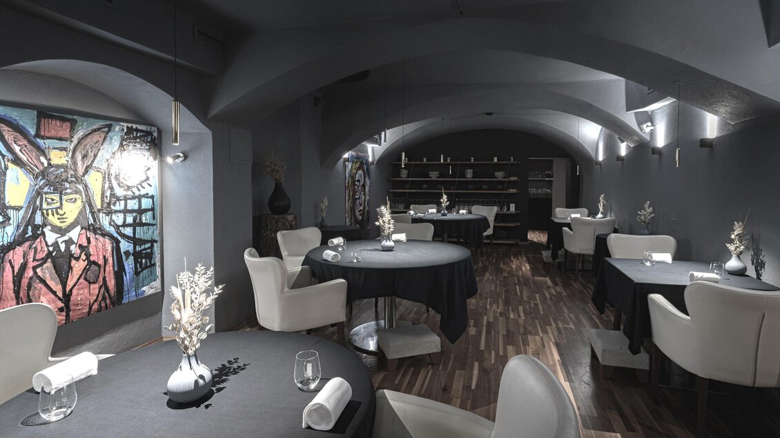 Innenraum des Restaurants Artis in Graz mit Gewölbedecke und moderner Kunst. | © Antonella Karajica