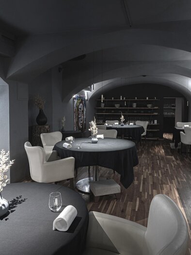 Innenraum des Restaurants Artis in Graz mit Gewölbedecke und moderner Kunst. | © Antonella Karajica