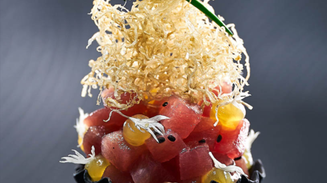 Türmchen aus rohem Fisch mit Creme, knusprigen Garnituren und Schnittlauch im Artis Graz. | © Sebastian Knapp