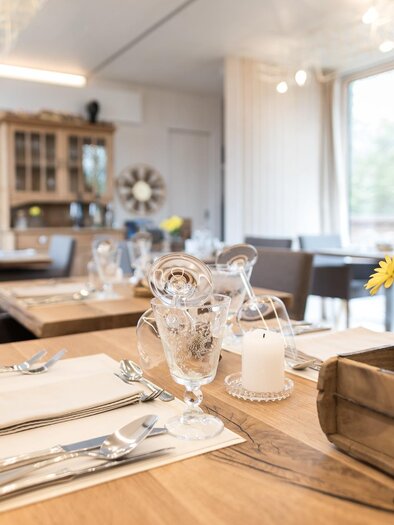 Gedeckter Tisch in der Speisemanfaktur | © Weingarten-Resort