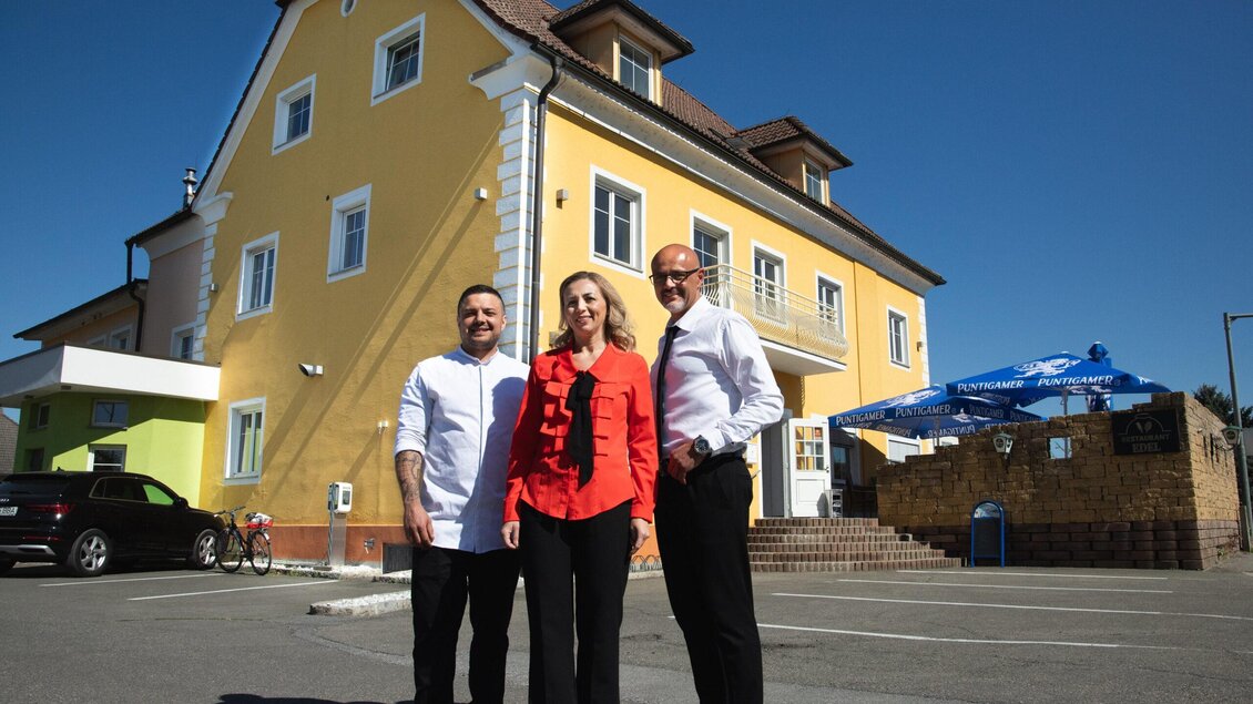 Drei Personen vor dem Restaurant Edel in Gössendorf vor dem Eingangsbereich des Gebäudes. | © Gabriel Ortet Boll