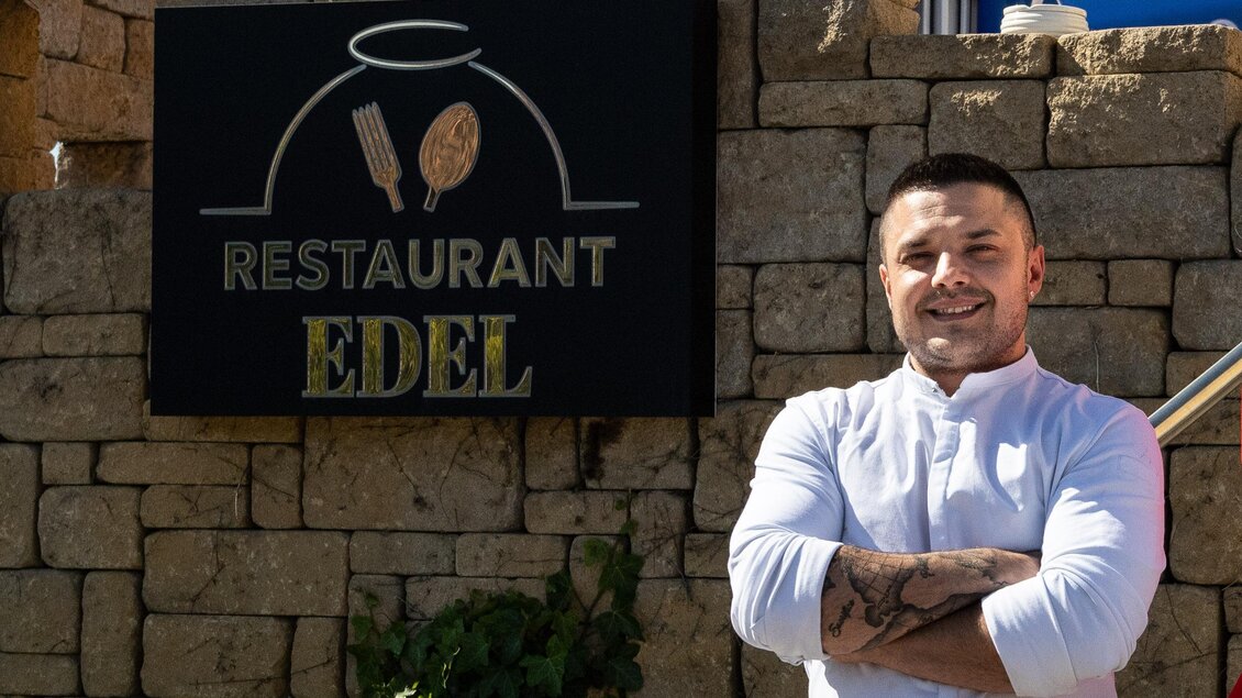 Küchenchef Angelo vor dem Eingang des Restaurant Edel in Gössendorf. | © Gabriel Ortet Boll