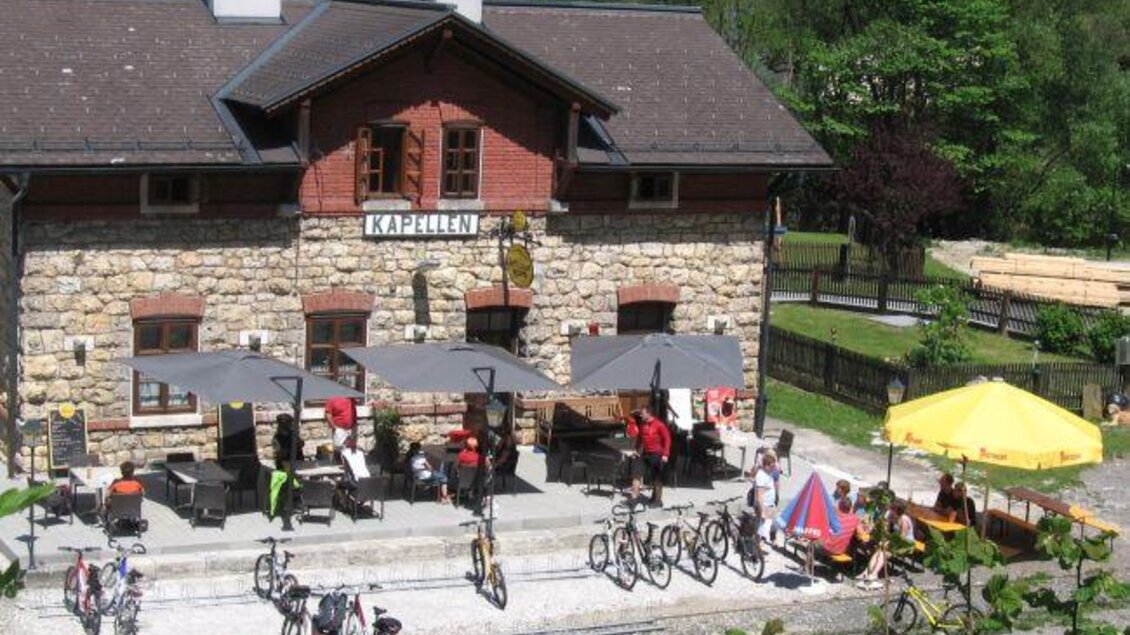 Eine alte Steinmetzstation mit einem Café im Freien. Viele Gäste sitzen unter Sonnenschirmen und genießen die Umgebung. | © Naturpark Mürzer Oberland