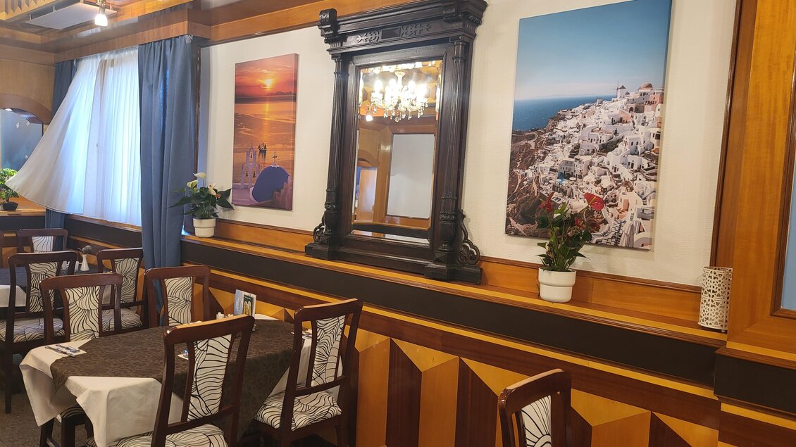 Ein stilvolles Restaurant mit hellem Holzdekor und eleganten Tischen. An der Wand hängen zwei Bilder von malerischen Landschaften. | © TV Hochsteiermark