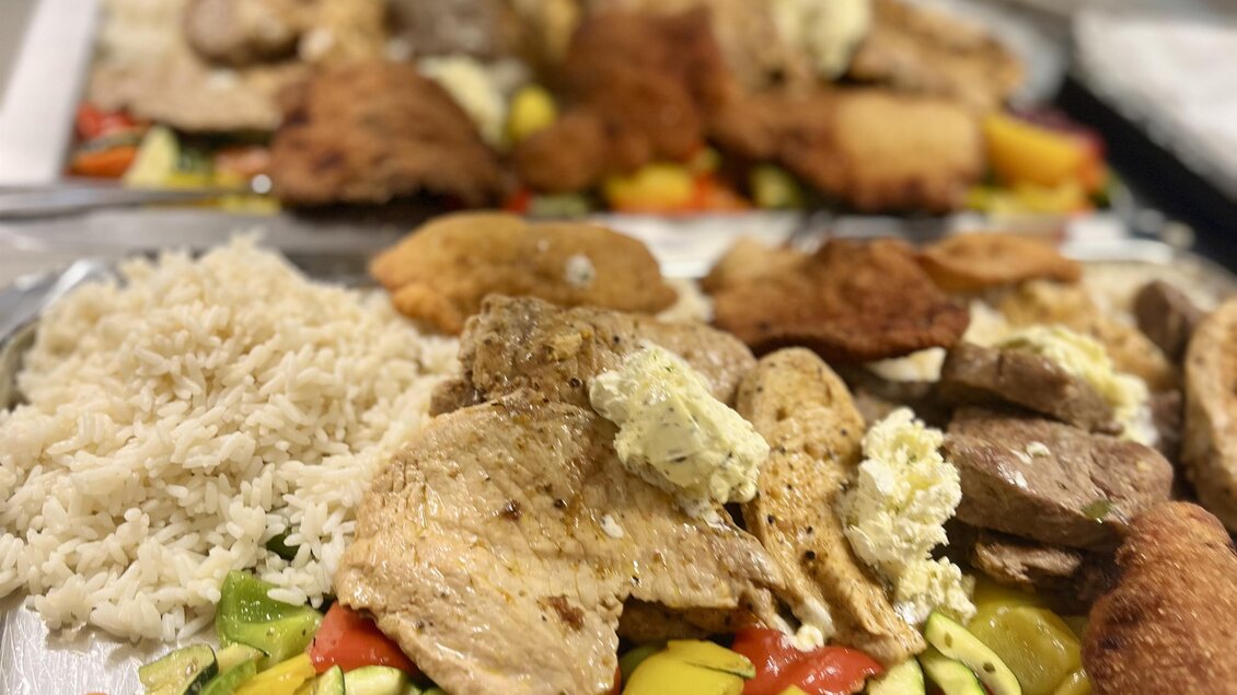 Ein reichhaltiges Buffet mit verschiedenen Fleischgerichten, Gemüse und Reis. Die Speisen sind ansprechend angerichtet und laden zum Essen ein. | © Restaurant Hasenwirt