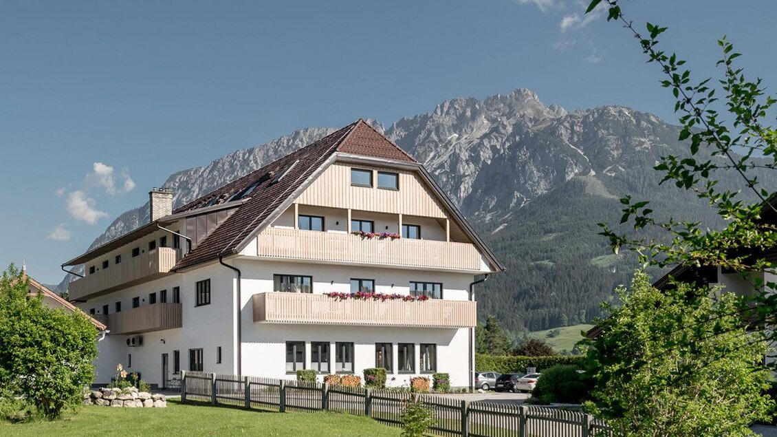 Ein gemütliches Gebäude in den Bergen mit Blick auf die Natur. Die Umgebung ist grün und beruhigend. | © Restaurant Loy