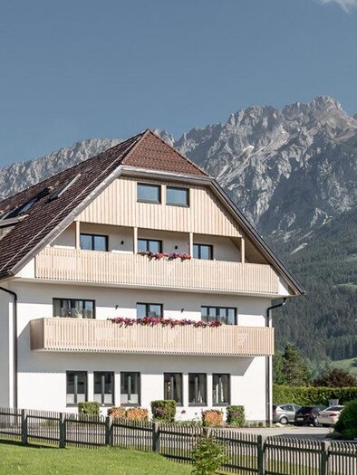 A cozy building in the mountains with a view of nature. The surroundings are green and calming. | © Restaurant Loy