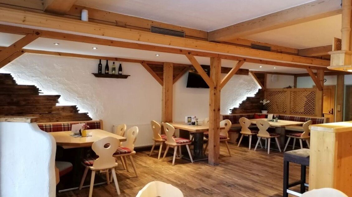 <p>Das gemütliche Restaurant mit Holzdekor und Tischen. Die Wände sind hell gestrichen und es gibt gemütliche Sitzecken.</p> | © Bernd Lichtenauer