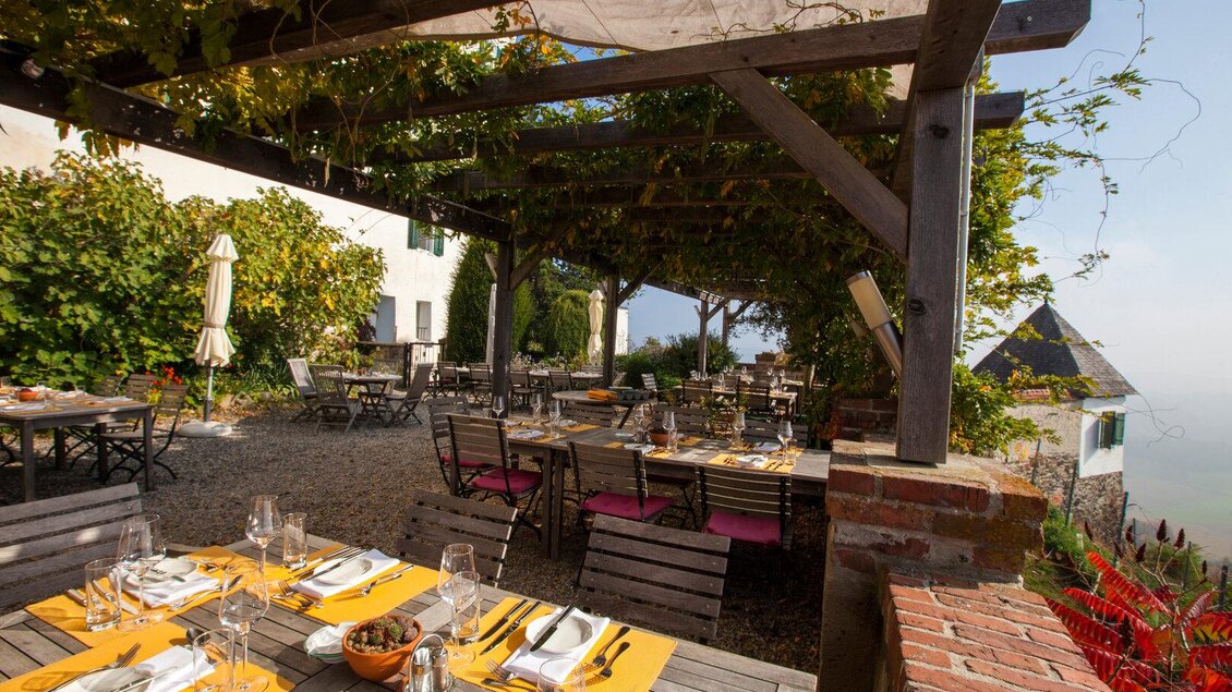 Gedeckte Tische auf der Terrasse | © Schloss Kapfenstein