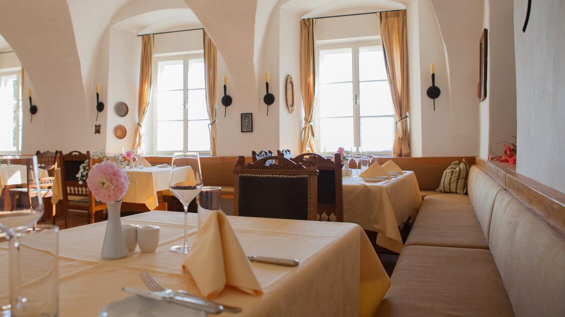 Gedeckte Tische im Innenraum | © Schloss Kapfenstein
