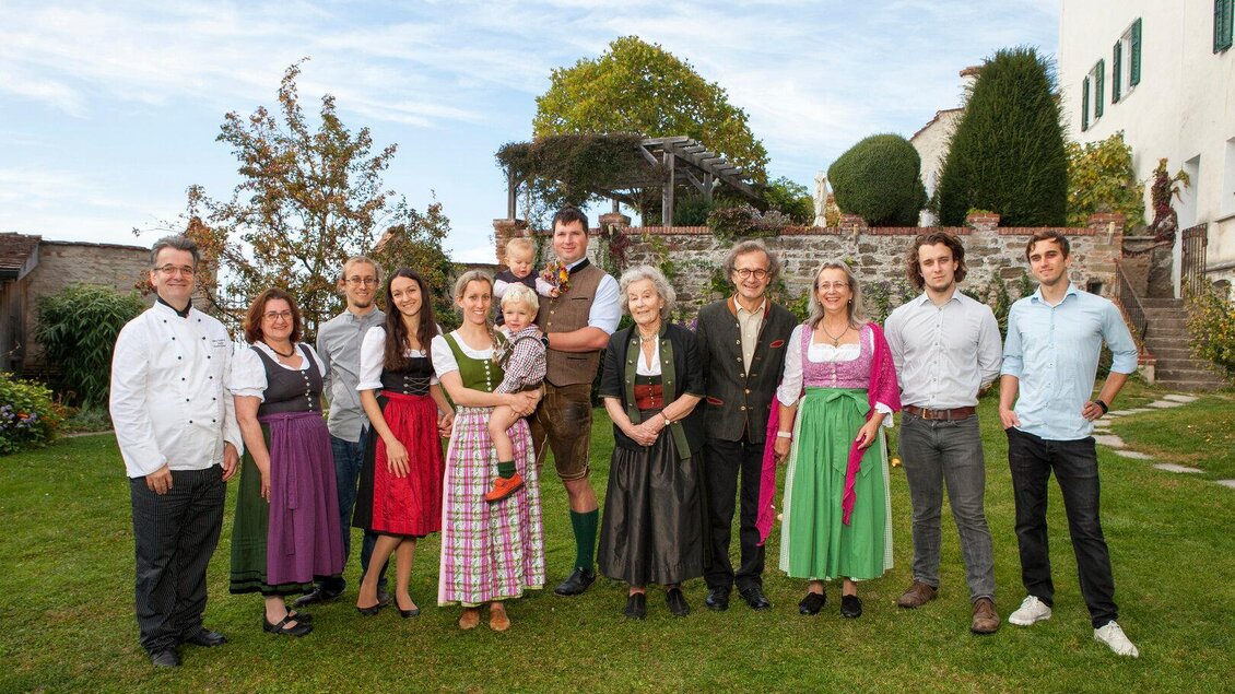 Foto der gesamten Familie Winkler-Hermaden | © Schloss Kapfenstein