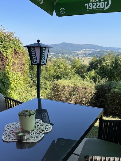 **Genussplatz mit Panoramablick:**
Eine gemütliche Terrasse im Restaurant am Golfplatz in Bad Gleichenberg lädt zum Verweilen ein und bietet einen herrlichen Ausblick über die grüne Hügellandschaft. Umgeben von viel Natur lässt sich hier die Ruhe genießen – ein idyllischer Platz für entspannte Stunden und eine genussvolle Auszeit. | © Emma Marcus