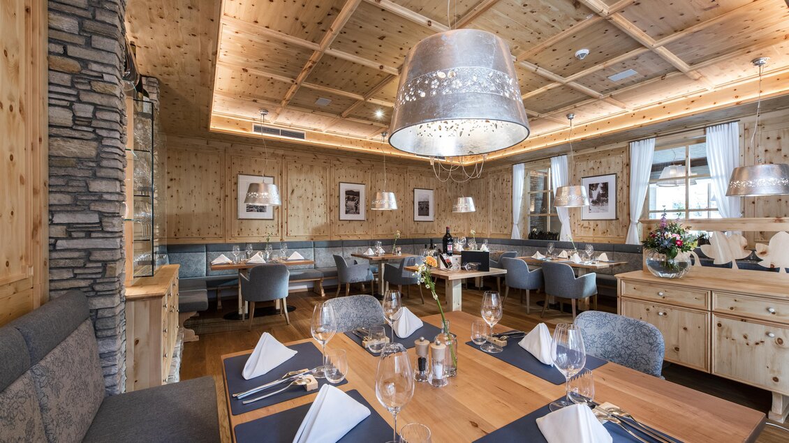 Dorfhotel Fasching gedeckter Tisch. | © Dorfhotel Fasching