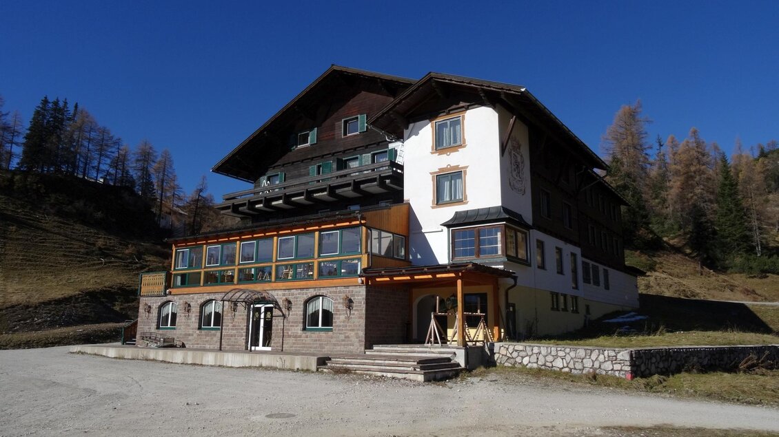 <p>Das Hotel Alpen Arnika. Die Fassade ist in traditionellen Farben gestaltet und hat eine Terrasse mit Fenstern.</p> | © Hotel Alpen Arnika