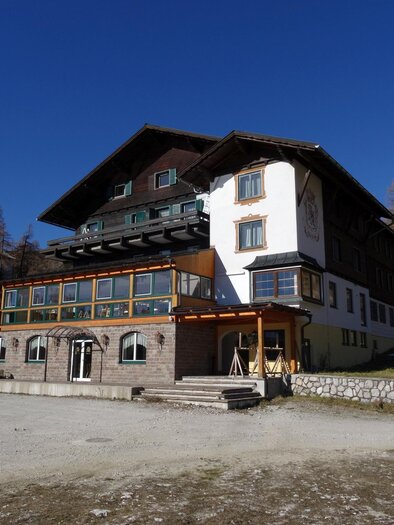 <p>Das Hotel Alpen Arnika. Die Fassade ist in traditionellen Farben gestaltet und hat eine Terrasse mit Fenstern.</p> | © Hotel Alpen Arnika