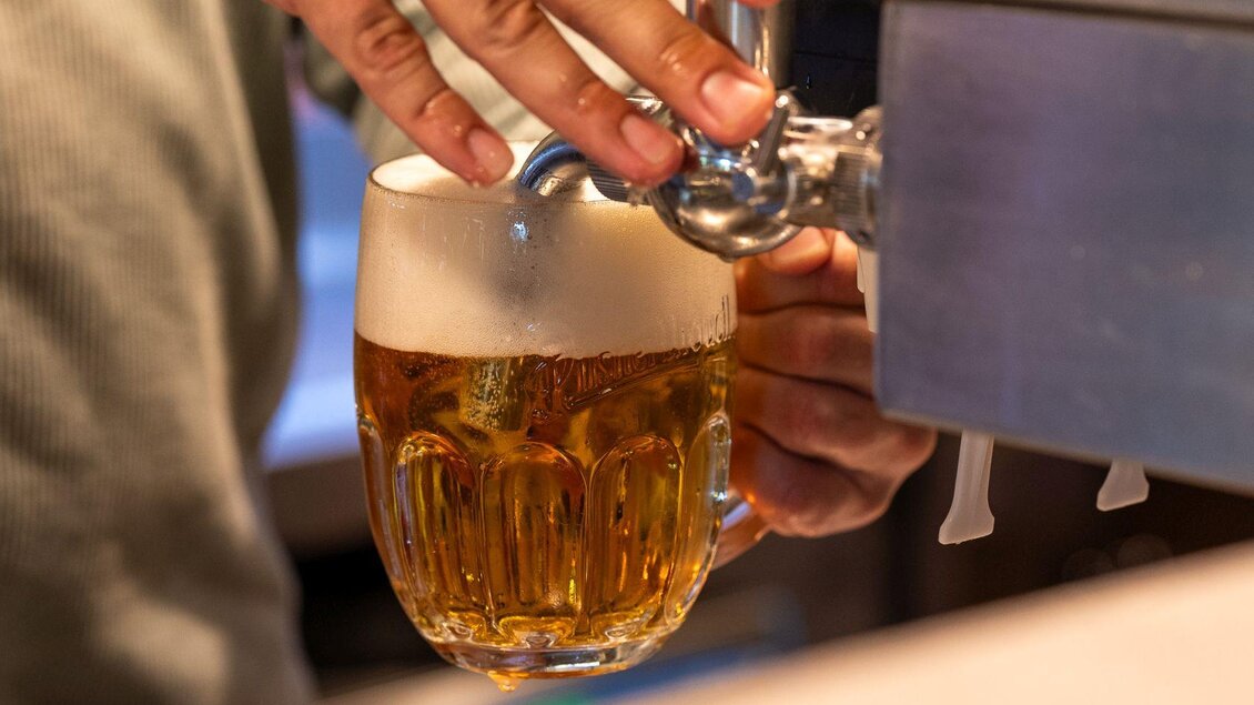 <p>Ein frisch gezapftes Bier. Der Schaum ist reichhaltig und das Bier ist goldfarben.</p> | © Hotel Alpen Arnika